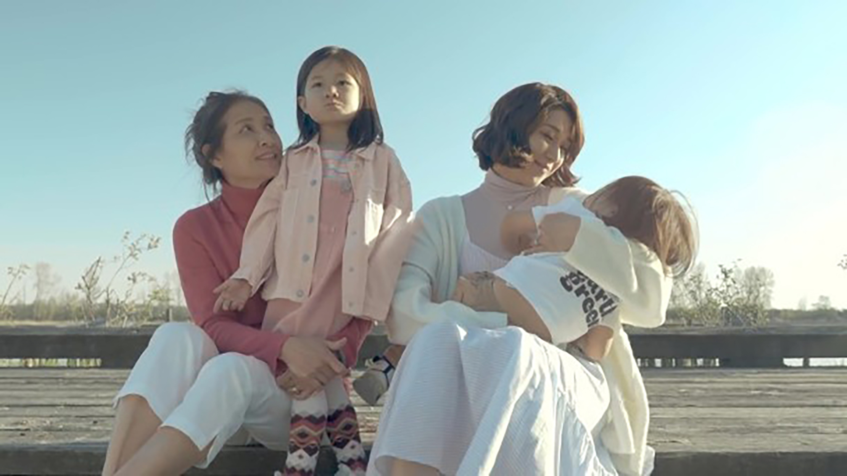 鍾嘉欣拍母親節MV，父母老公子女出鏡，三代同堂牽手散步溫馨感人