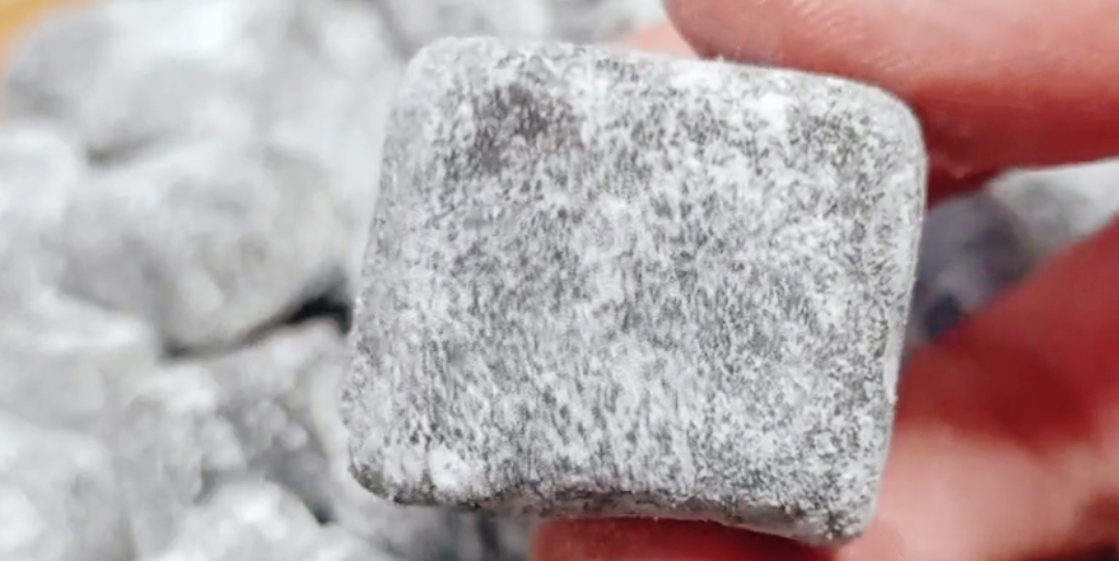 天气冷了，常做这手工古法黑姜糖来吃，简单易学，常吃全身都热和