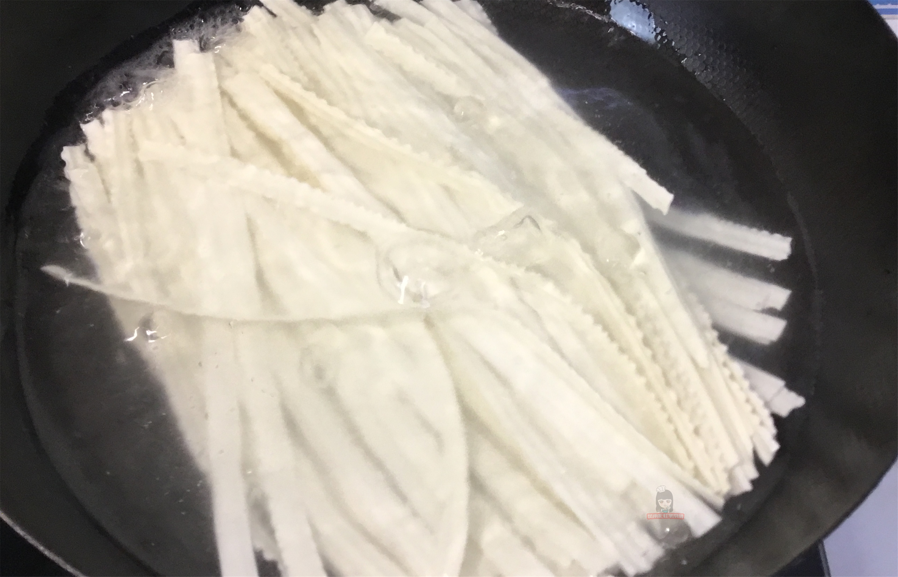 Teach you how to make oily noodles. The skills and methods show you, it is comparable to the original version of Bailu.