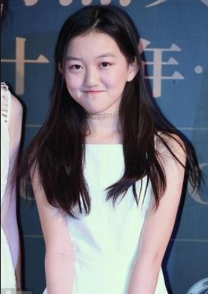 李嫣海边摆摊，三次手术痕迹明显，大方自信的她依旧很美