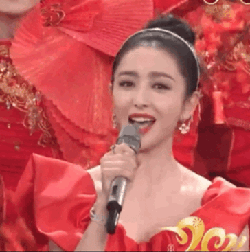 怀6个月身孕上春晚！表演的节目是走秀！这姐也太狠了