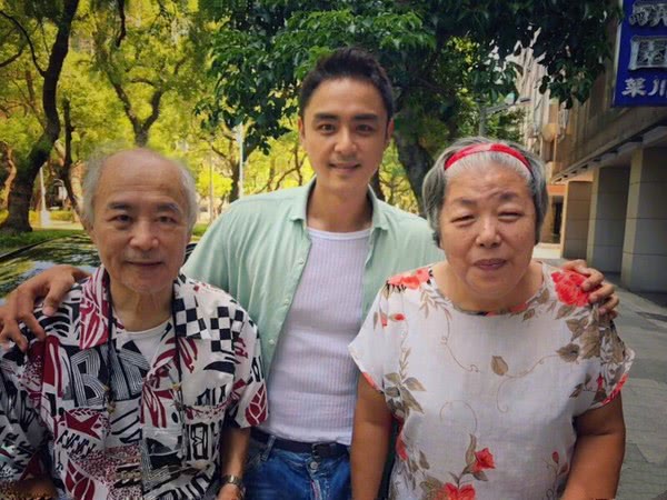 明道公布生子后首发动态，家人团聚温馨，大哥