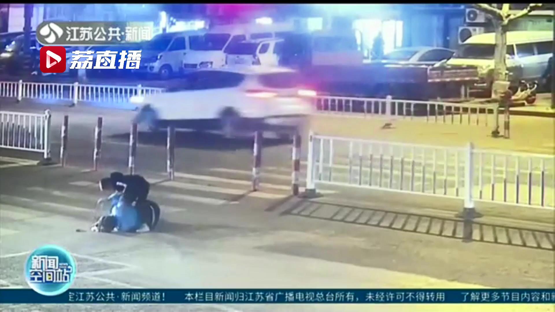 轿车斑马线前不停车礼让撞伤母子 交警：司机承担事故全部责任