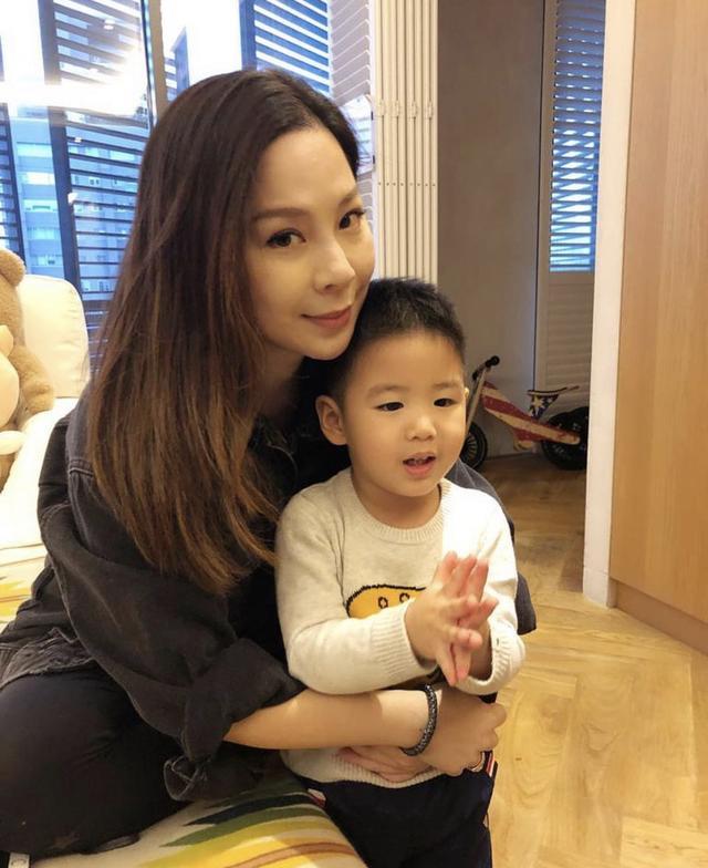 林志颖上亿豪宅有多豪？客厅摆法拉利做装饰，