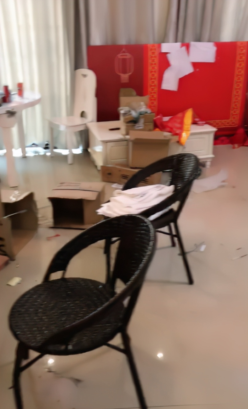 李湘形象大翻车？疑租房直播留下一屋子垃圾，