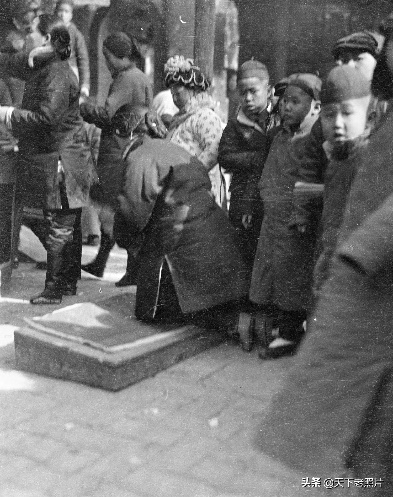 1919年河北保定老照片 百年前保定人过年祈福烧香影像