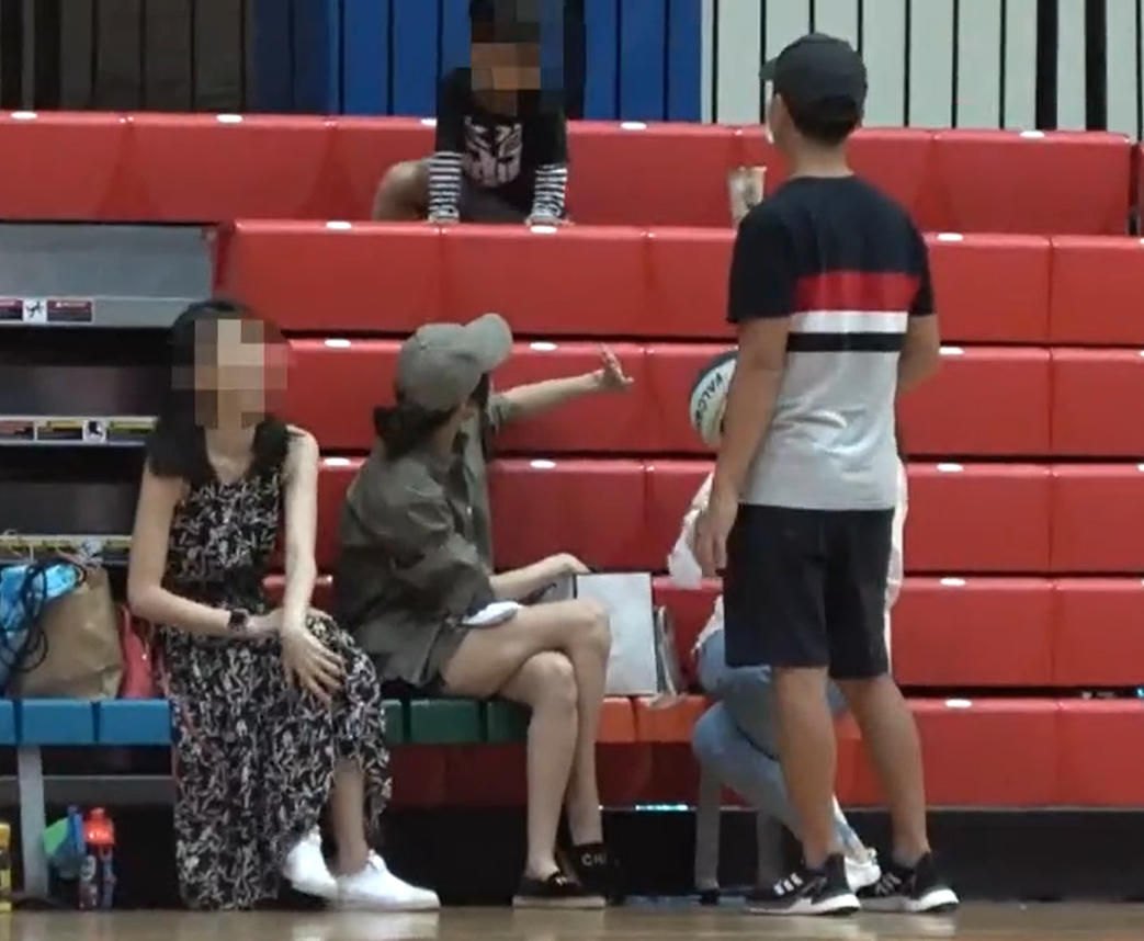 侯佩岑一家四口現身籃球場，夫妻倆對兒子照顧有加，幸福溫馨