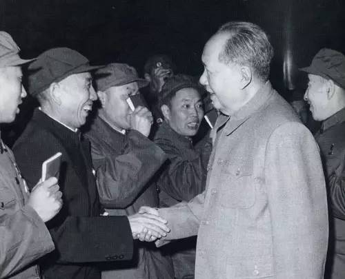 1969年大战一触即发，毛主席指示：中央领导人不