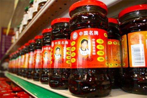 靠“一瓶酱”家喻户晓赚68亿，儿子接班险坏事！