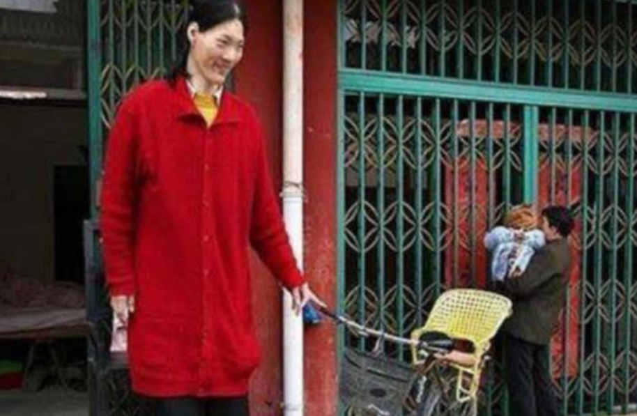 世界第一女巨人曾金莲：14岁高过姚明，18岁猝死，遗体至今未下葬