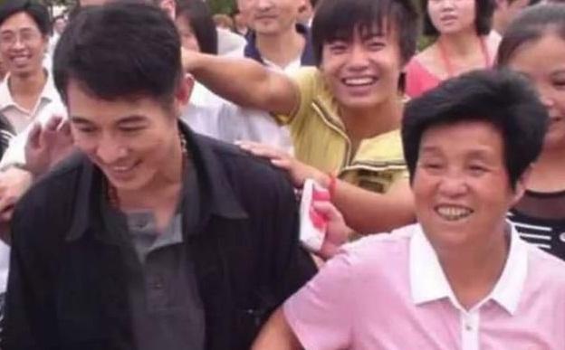 身为李连杰的女儿，李思姐妹没受到“星二代”的待遇，该怪谁呢？