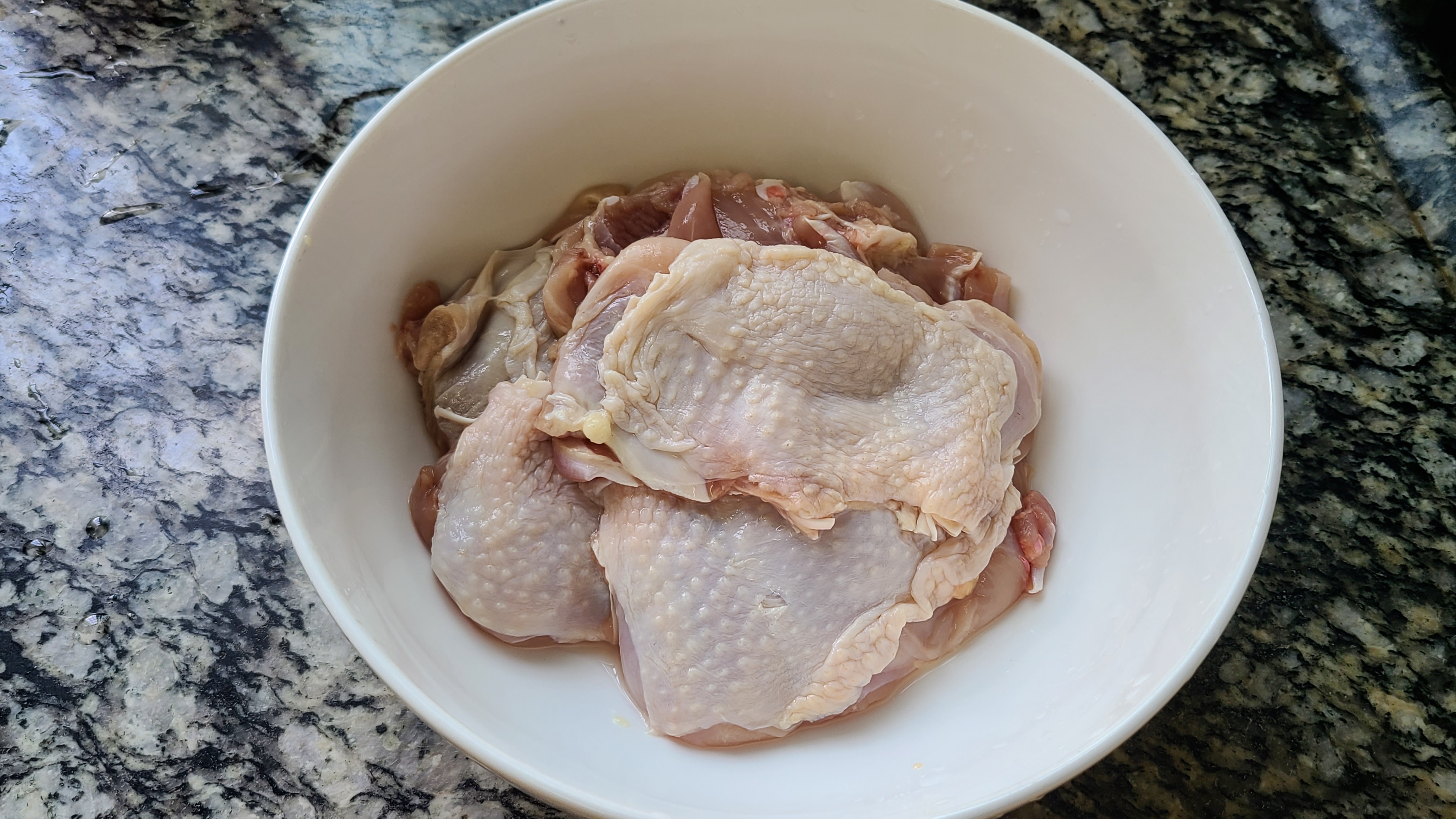 鸡腿别直接炖，广东人教我一个做法，美味好吃，每次都吃光