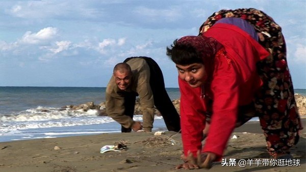 现实版的“爬行村”？村民都不会直立行走，专