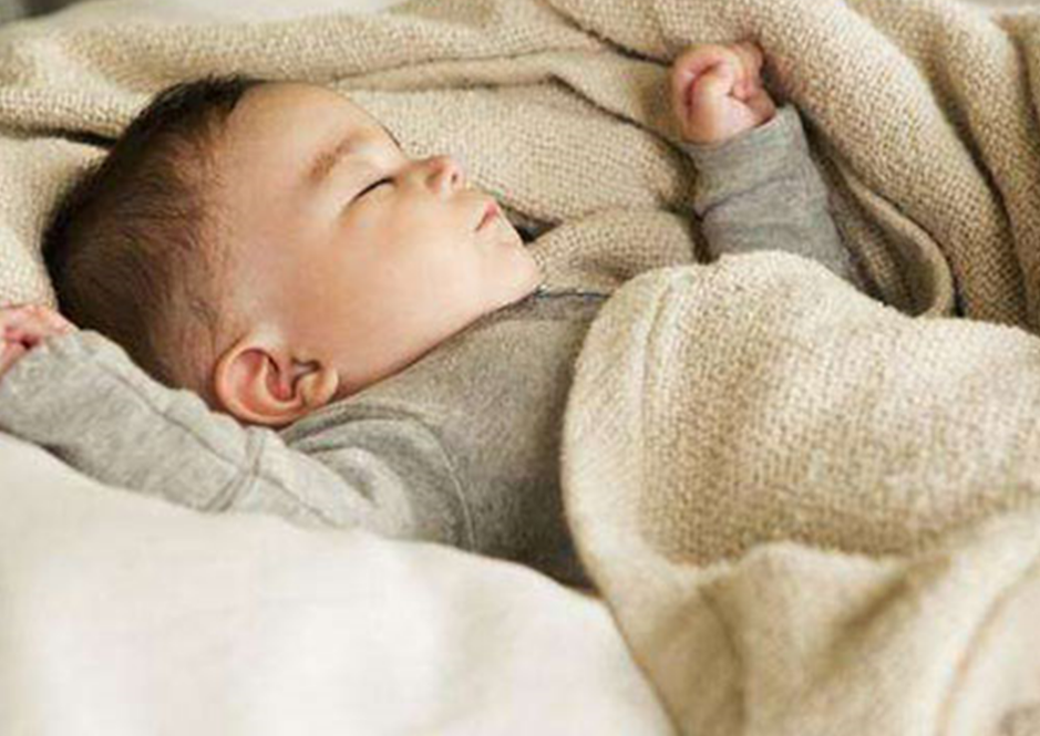 寶寶睡著後滿床�打滾�，難道是娃太好動？ 背後原因家長要知曉