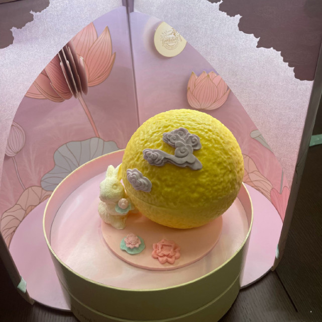 郭富城中秋节与妻女豪宅天台赏月，方媛和俩女儿穿旗袍太美了