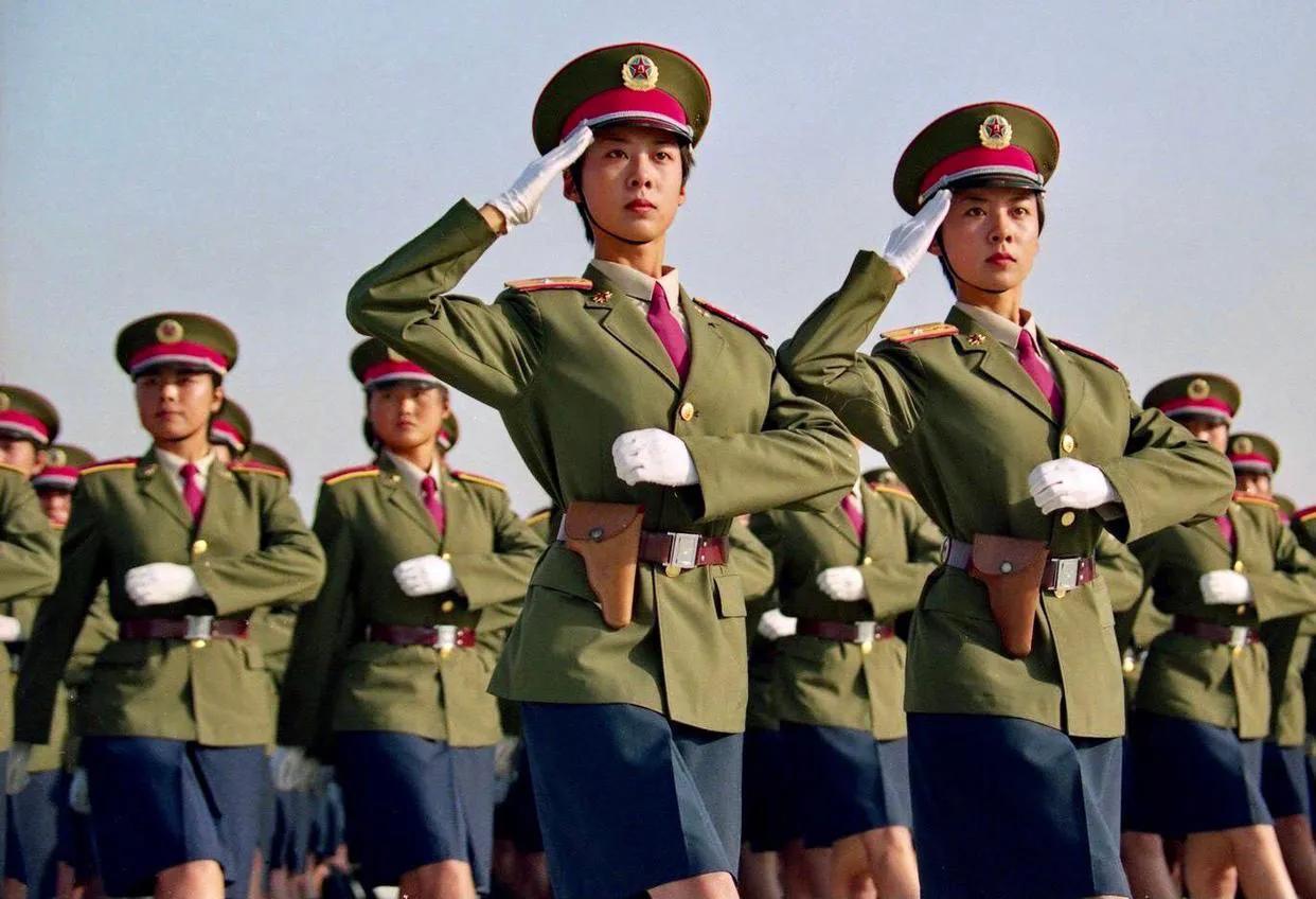 解放军74式女兵裙服，岂止是漂亮二字可以形容的！