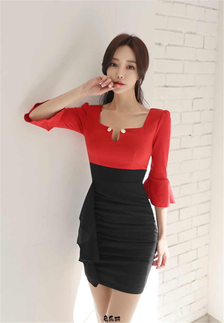 孙允珠：亮橘花露圆领娇可铆钉包臀裙