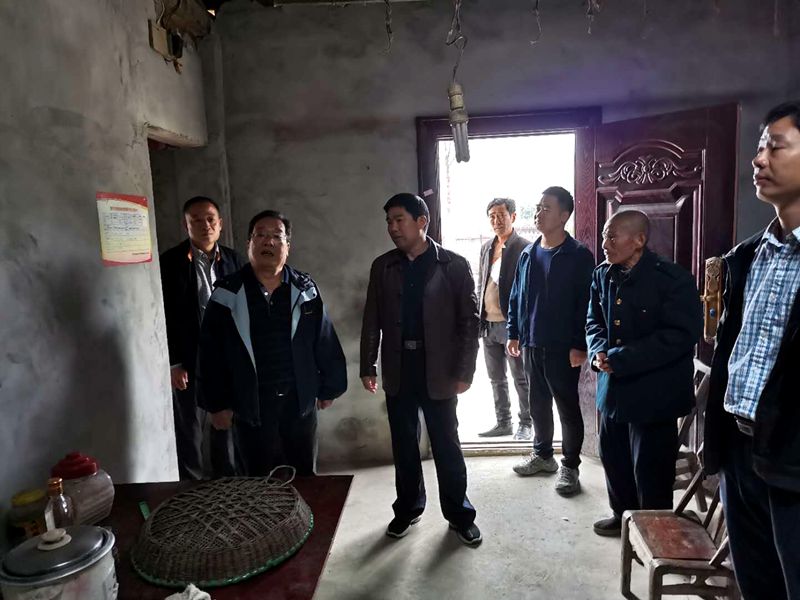 湖北省交易中心党组成员走村入户慰问驻点帮扶村贫困户