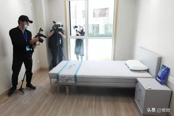 进村运动员继续吐槽，从东京奥运村的纸板床，延伸到洗手间和餐厅