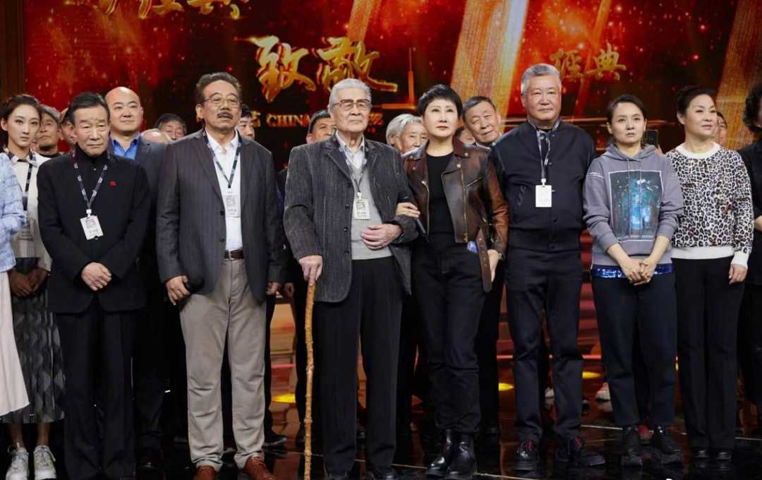 張凱麗上央視太會(huì)穿了，皮衣配一身黑洋氣減齡，中年婦女要學(xué)學(xué)