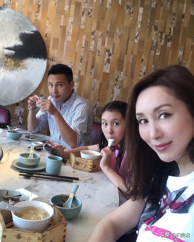 林文龍郭可盈曬恩愛合影賀戀愛26週年攜女兒甜蜜度過紀念日