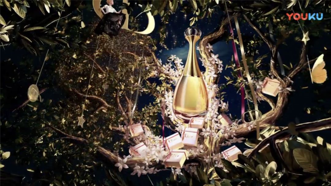 迪奥圣诞大片超梦幻，明星产品全部挂在许愿树上，亮瞎双眼！