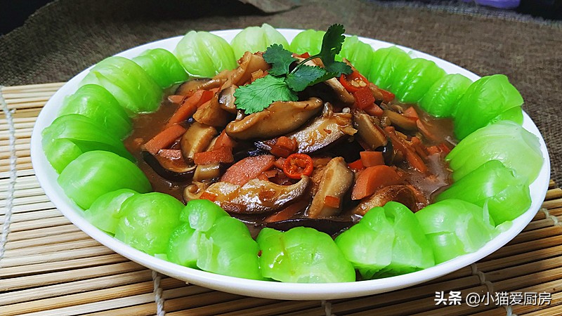 香菇扒油菜是一道清淡类型的菜肴 春节做来吃可以解腻
