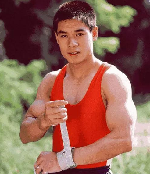 新疆棉事件反轉(zhuǎn)，李寧成最大贏家？背后兩大金主撐腰讓美得不償失