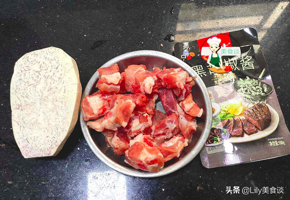 蒸排骨時，別傻傻先焯水，大廚教你這一招，排骨嫩滑多汁，特鮮美