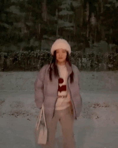 昨晚首尔大雪，在大雪中尽情玩耍的几位女团爱豆