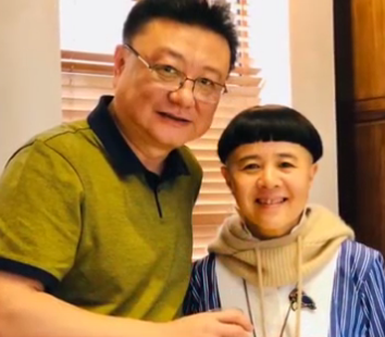 王宁：一脸严肃主持新闻28年，私下却是宠妻狂魔？镜头前后反差大