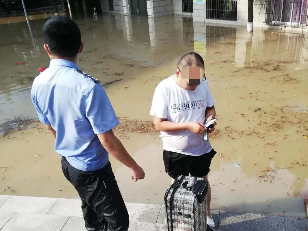 重庆|渝中警讯丨男子为转移财物被困洪水之中 民警孤身淌水把他救回