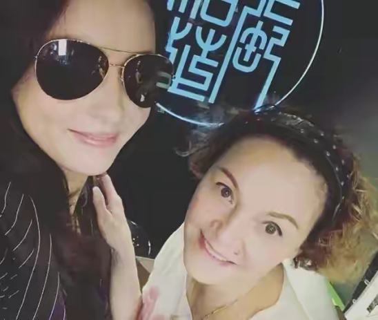 张柏芝三天就赚3千万，妈妈与男友共抽一支烟，