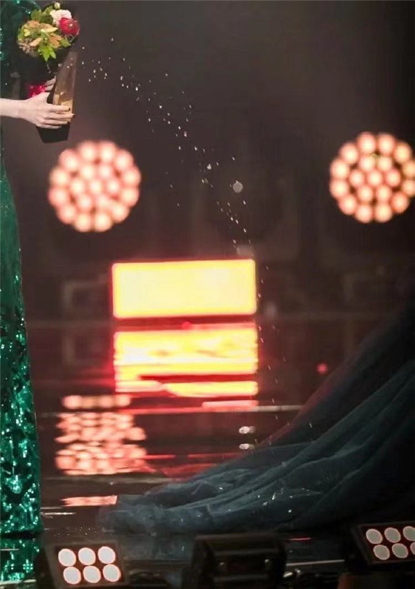 撒水|吴宣仪裙子被撒水 少网友还调侃要赔钱吗