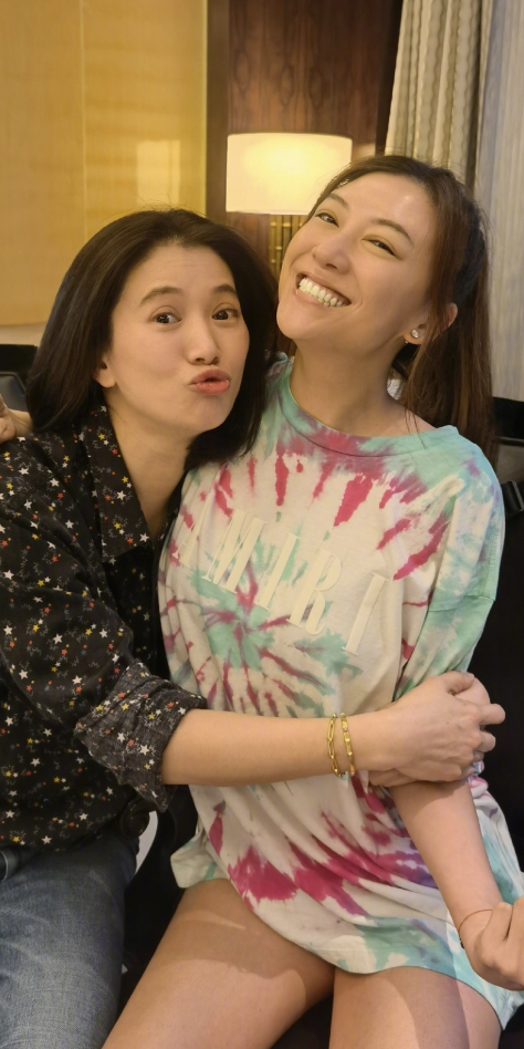 张智霖生日抱春哥后，袁咏仪庆生也紧搂应采儿，被侃夺夫之仇已报