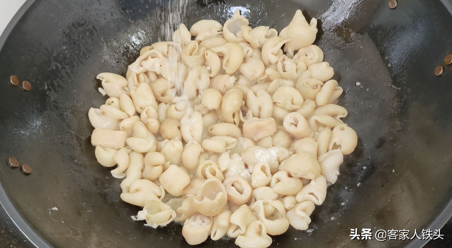 广东人做肥肠为什么那么好吃？教你关键2步，爽口味美孩子也爱吃