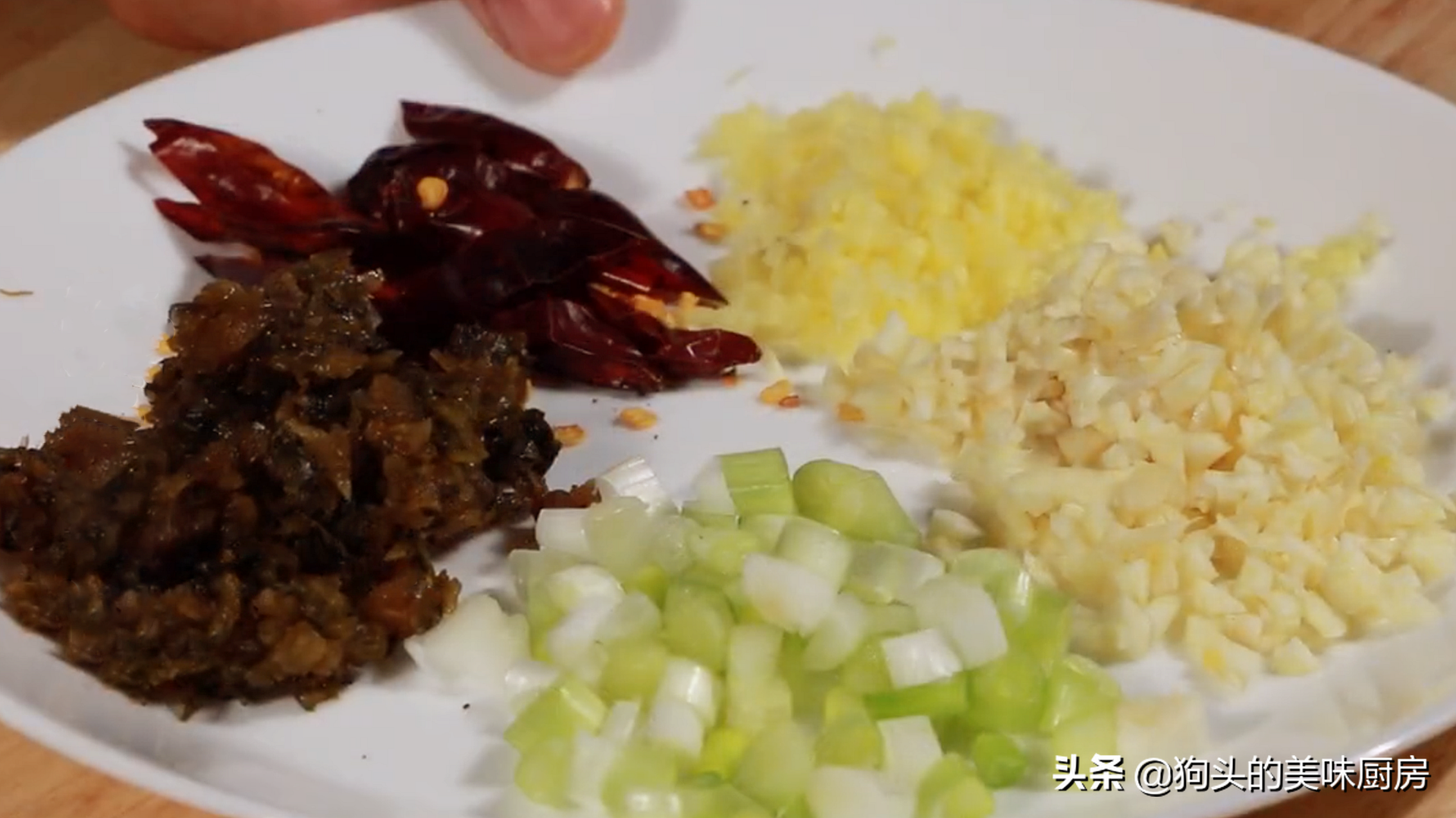 乾煸豆角有人焯水或直接炒，怪不得不好吃，教你一招，鹹香又入味