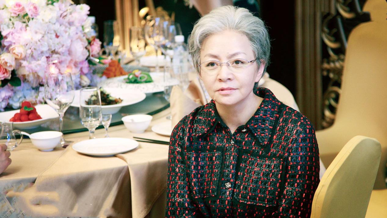 59岁宋丹丹退休了，是含饴弄孙颐享天年，还是将