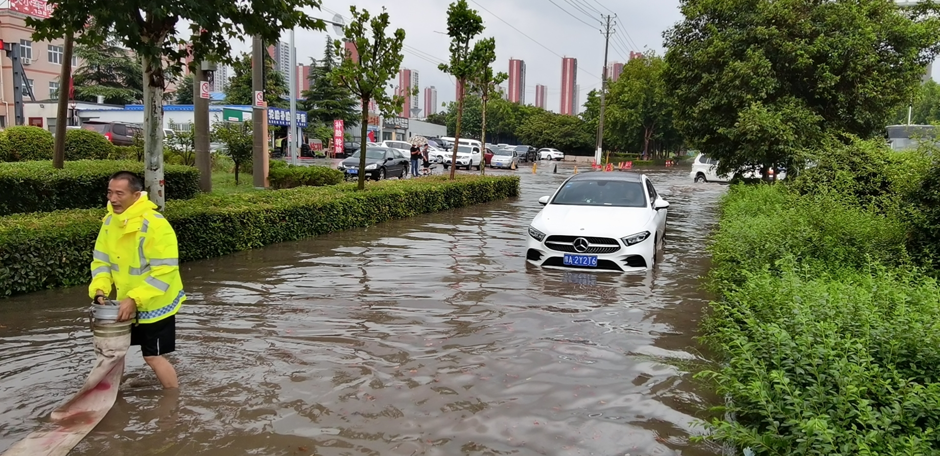 荥阳交通人暴风雨中的坚守