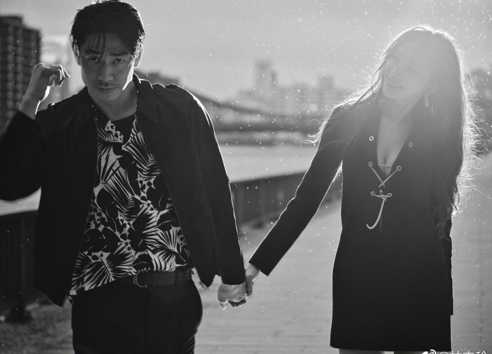 林志玲结婚2周年，携日本丈夫冒雨狂奔好欢快，穿低胸装腰身圆润