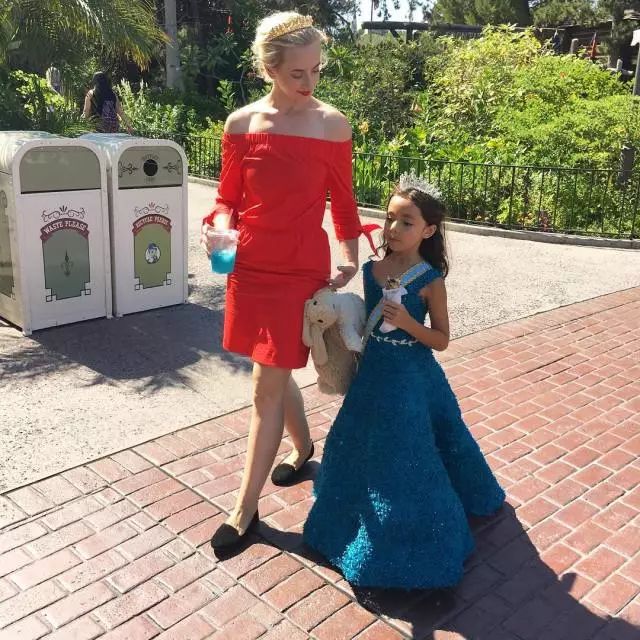 To realize princess dream of the daughter, play essence old father with one's own hands tailor about a hundred " blackart " skirt explodes sth resembling a net of network of fire