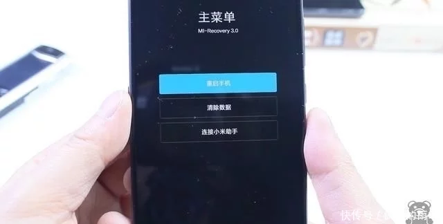 手机上忘掉解锁密码，无需急着修，检修老师傅对你说按着这儿就解除