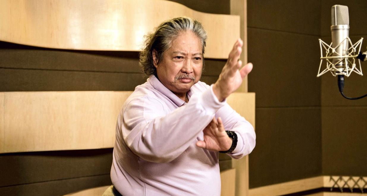 68岁洪金宝和老友聚会，瘦到脱相判若两人，身体