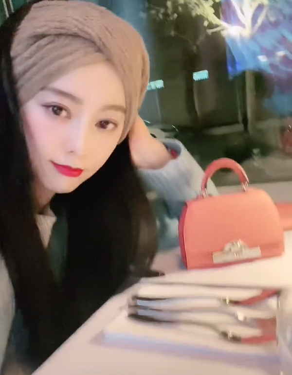 范冰冰打扮精致宛如贵妇，深夜吃大碗鱼子酱，桌上奢侈名包太抢眼