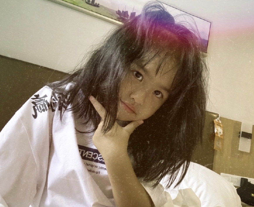 包文婧女兒生活照被傳，5歲包可艾五官長開，長相越發清秀了