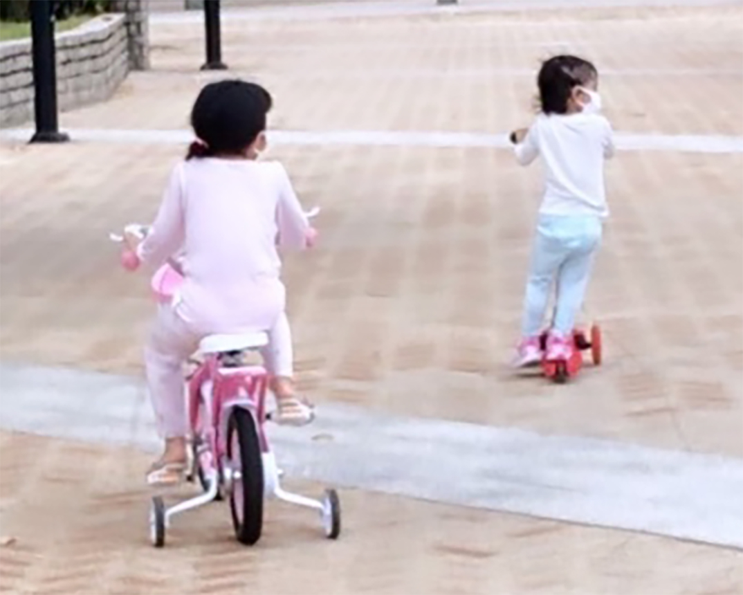 霍啟剛一家出遊畫面溫馨，郭晶晶童心未泯玩滑板，穿平價鞋接地氣