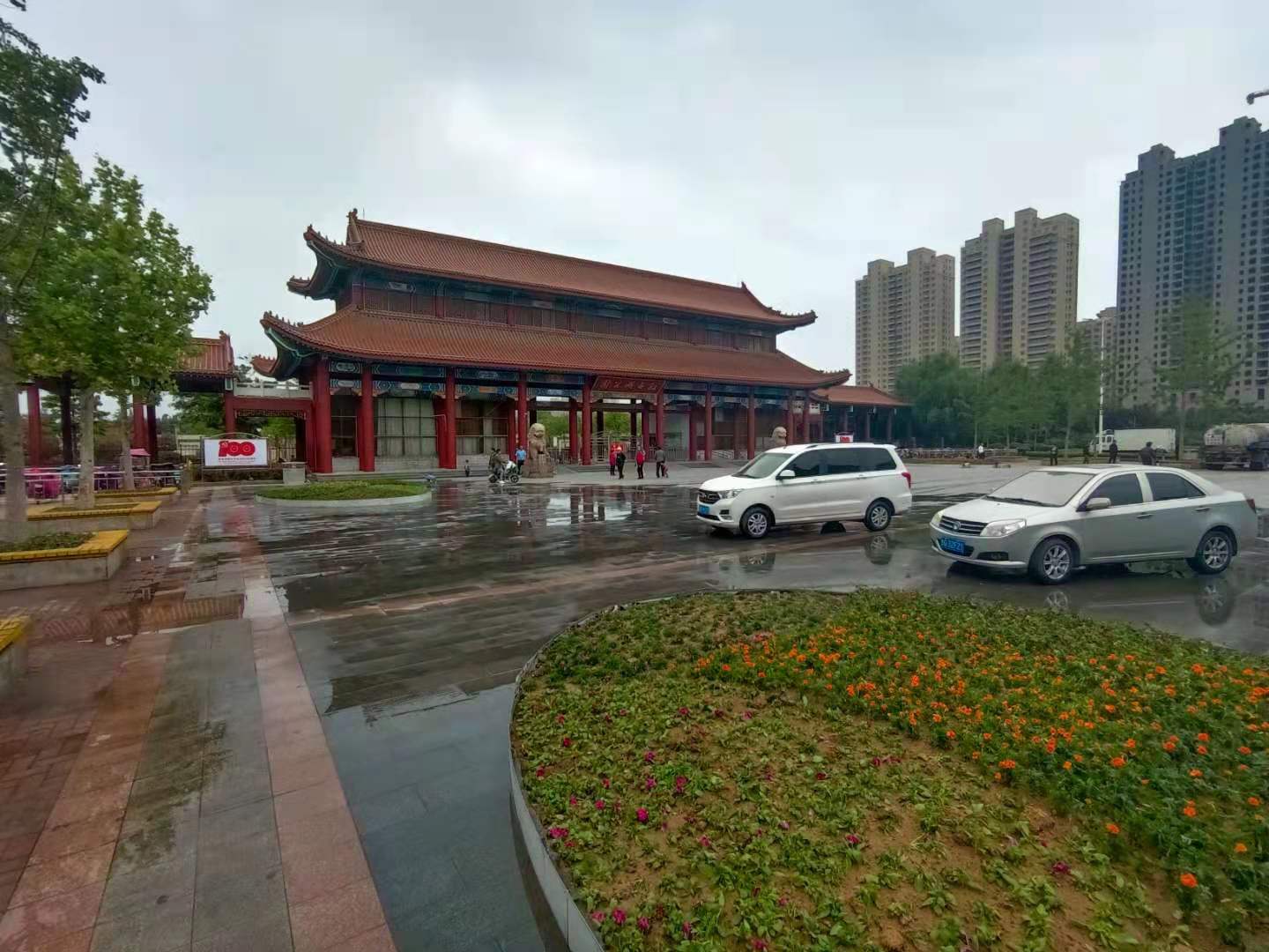 临沭县综合行政执法局集中整治红石湖公园门前乱象获市民点赞