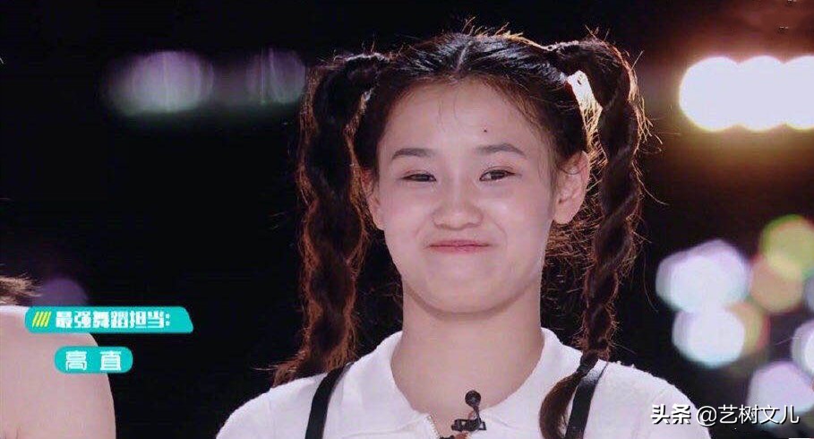 初期镜头多话题足，之后便查无此人，她们都吃