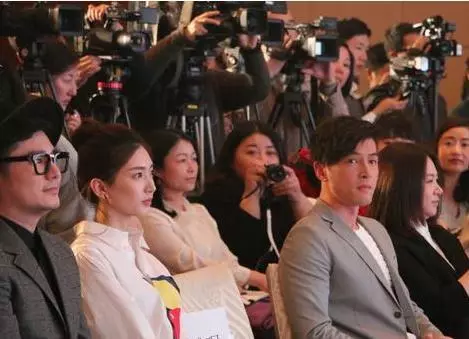 明星分手后同框，胡歌避嫌，baby直接无视，贾乃亮不愧是演员