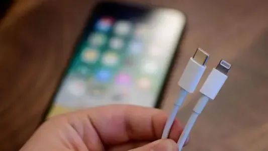 新法规逼迫 iPhone 使用 USB-C 标准接口，彻底抛弃闪电接口